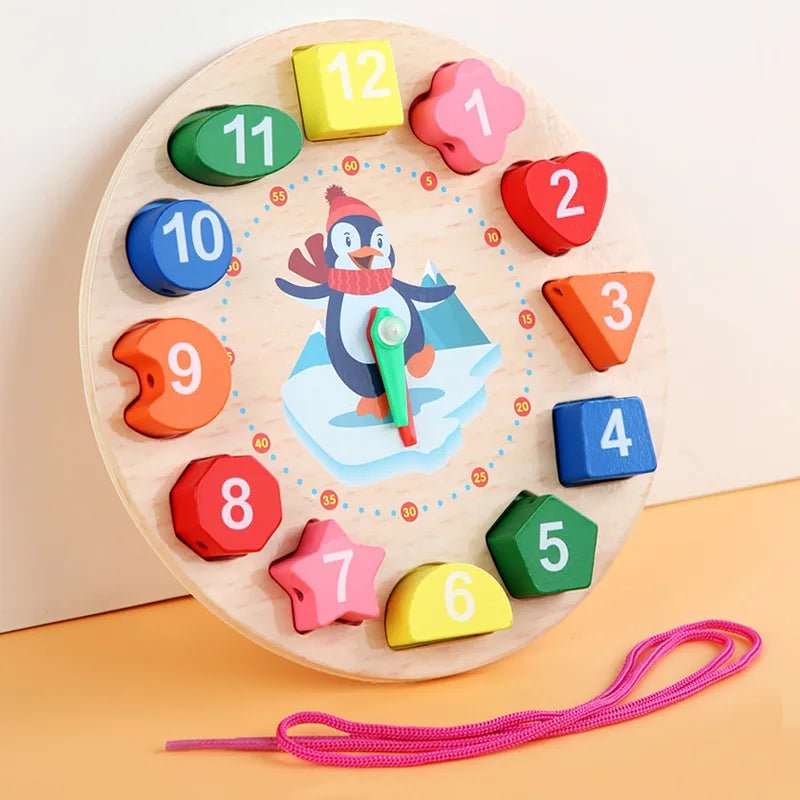 Horloge d'apprentissage Montessori en bois TimeBuddy avec chiffres amovibles et aiguilles mobiles - Petit Curio