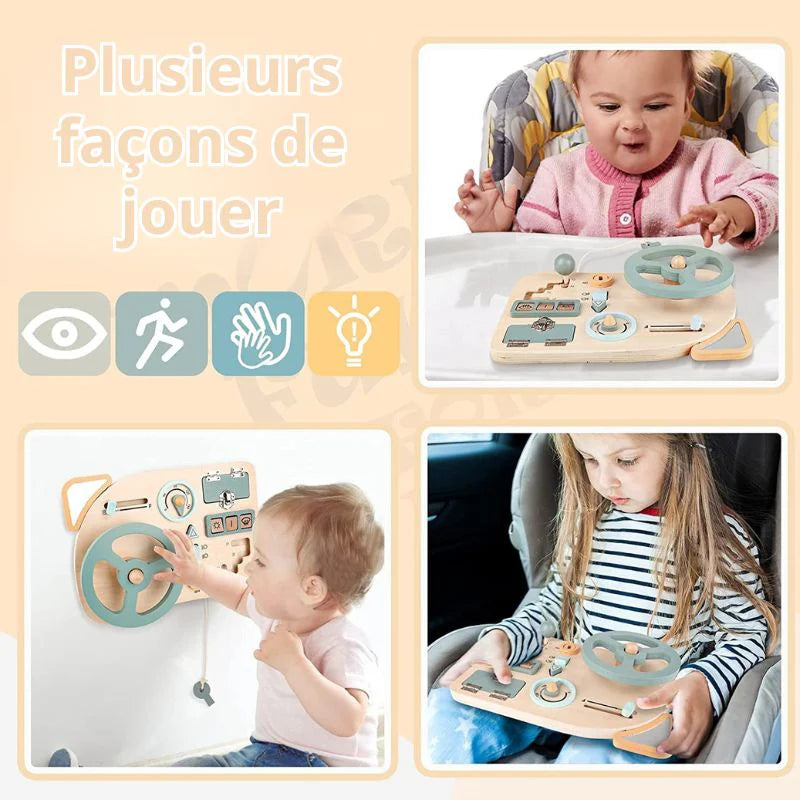 Petit garçon imitant la conduite sur un busy board bebe tableau de bord