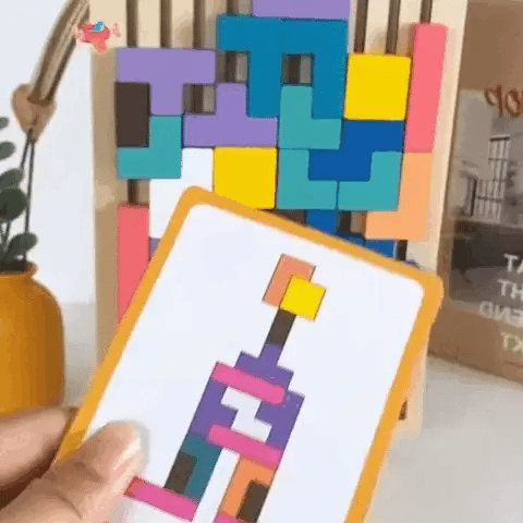 Main tenant une carte modèle de personnage devant le jeu de blocs colorés TetrisMosa.