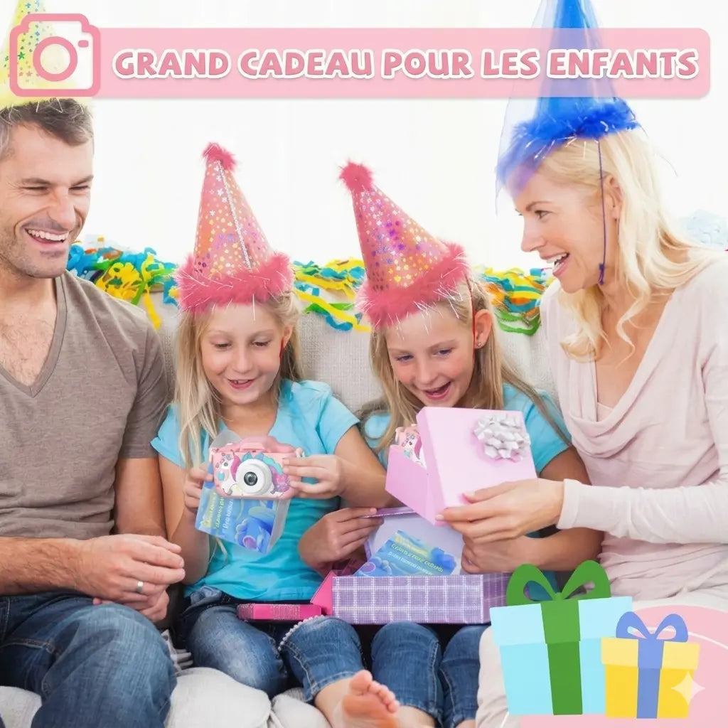 Deux enfants découvrent un appareil photo enfant licorne UniCam™ rose lors d’un anniversaire en famille.