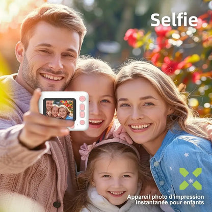 Famille réunie pour un selfie avec l’appareil photo instantané enfant PrintJoy blanc et rose.