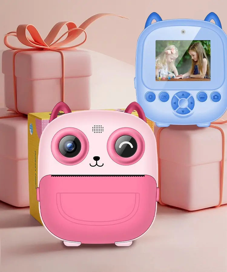 Appareils photo instantanés enfant PrintPix™ rose et bleu présentés parmi des boîtes cadeaux avec rubans.
