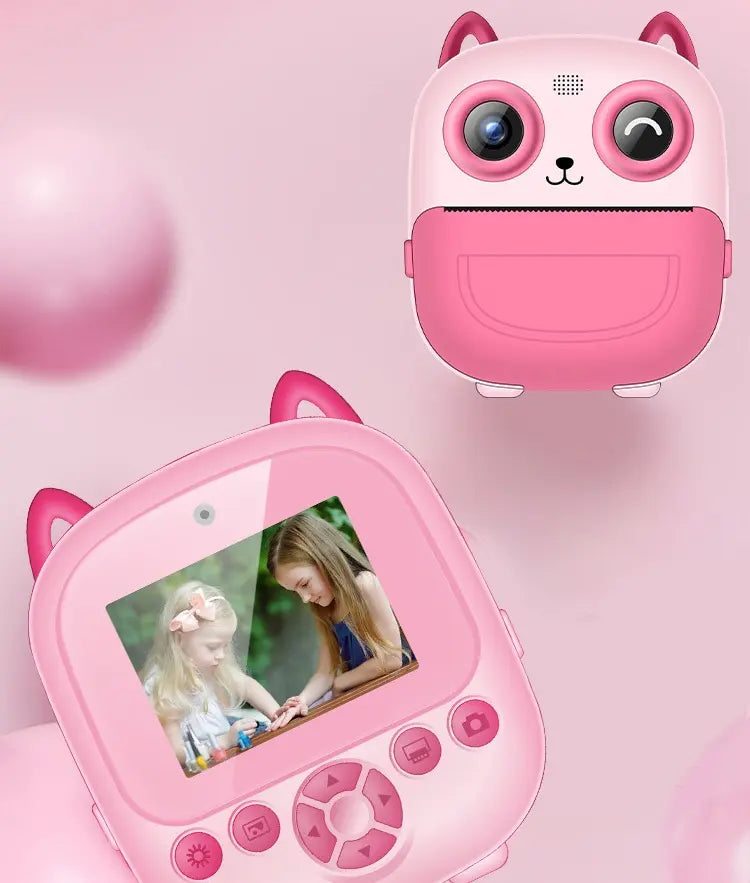 Appareil photo instantané enfant PrintPix™ rose, présenté de face et de dos avec son design de chat.
