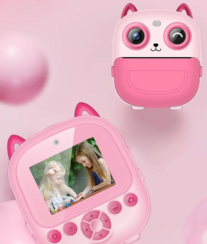 Appareil photo instantané enfant PrintPix™ rose, présenté de face et de dos avec son design de chat.