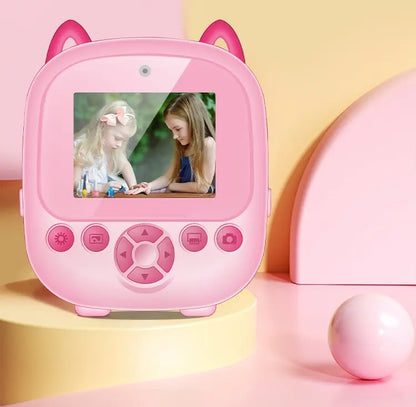 Vue arrière de l’appareil photo enfant PrintPix™ rose, avec écran couleur et boutons de commande sur un décor pastel.