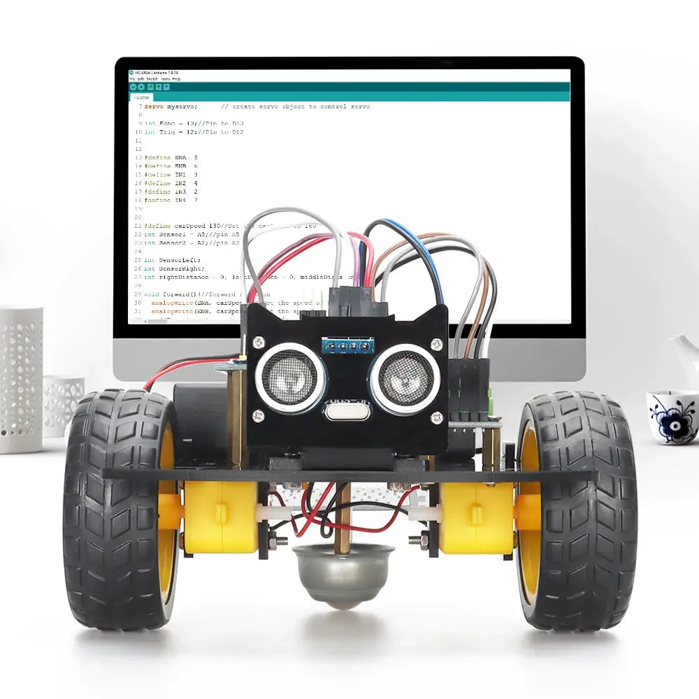 ArduRover™ placé devant un ordinateur affichant un programme dans l’environnement Arduino.