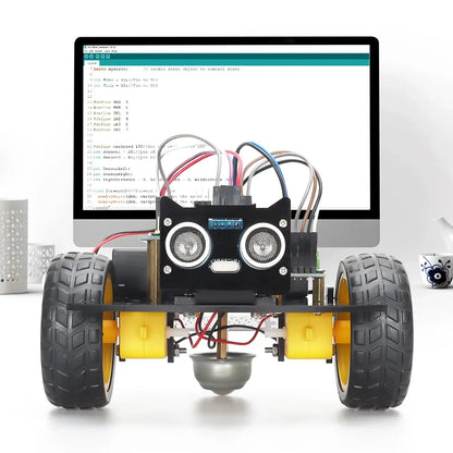 ArduRover™ placé devant un ordinateur affichant un programme dans l’environnement Arduino.
