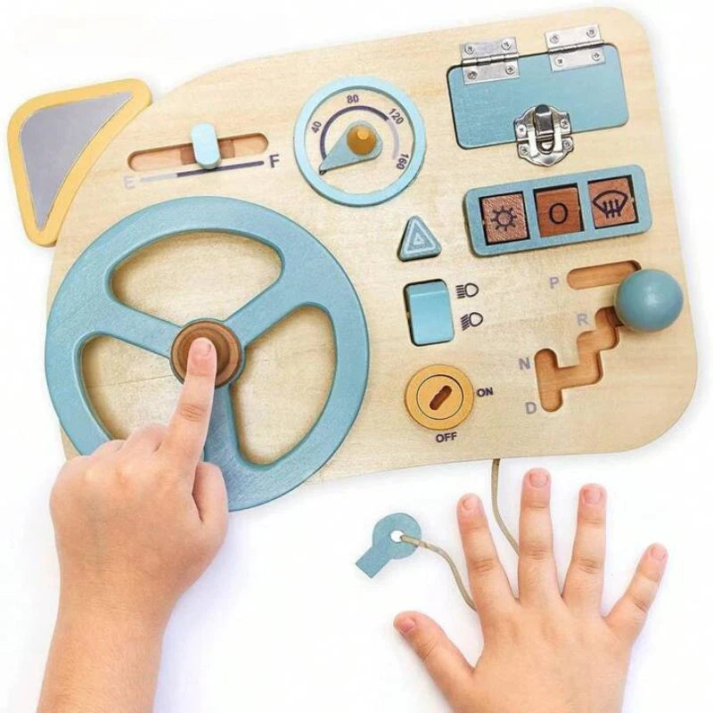 Enfant de 2 ans jouant avec un busy board montessori volant en bois