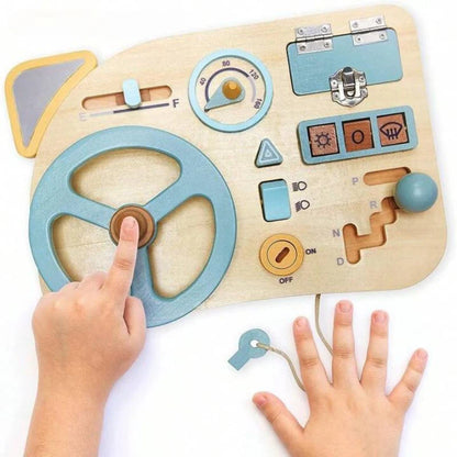 Enfant de 2 ans jouant avec un busy board montessori volant en bois