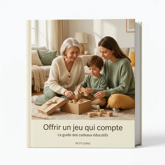 Présentation de l’ebook Offrir un jeu qui compte de Petit Curio sous forme de livre sur fond blanc, avec une scène familiale autour d’un cadeau.