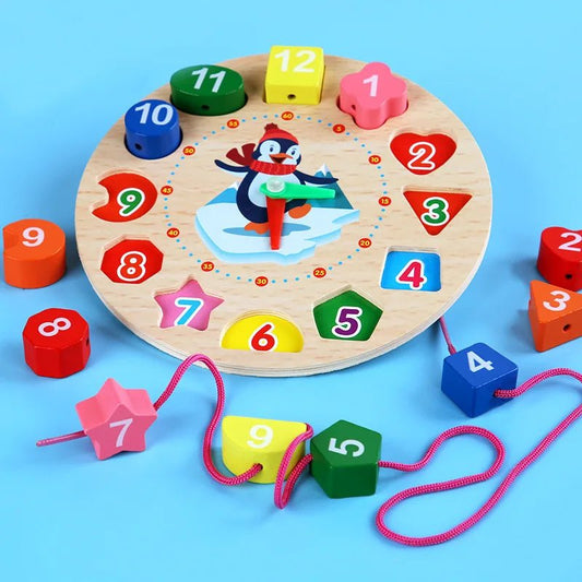 Horloge d'apprentissage Montessori en bois TimeBuddy avec chiffres amovibles et aiguilles mobiles - Petit Curio