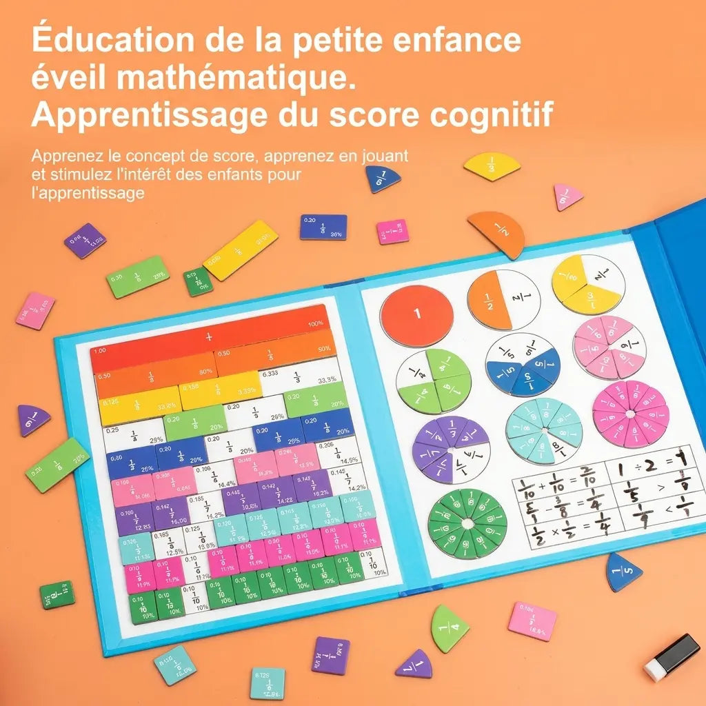Jeu de fractions Fracti’Malin™ ouvert sur fond orange, avec bandes, disques colorés et pièces détachées.
