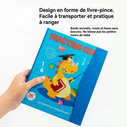 Jeu de maths Fracti’Malin™ présenté ouvert et fermé, avec pièces de fractions colorées et feutre visible à côté.