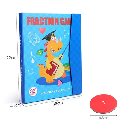 Jeu de maths Fracti’Malin™ fermé : carnet bleu de 22 × 18 × 1,5 cm et disque unité rouge de 4,3 cm de diamètre.