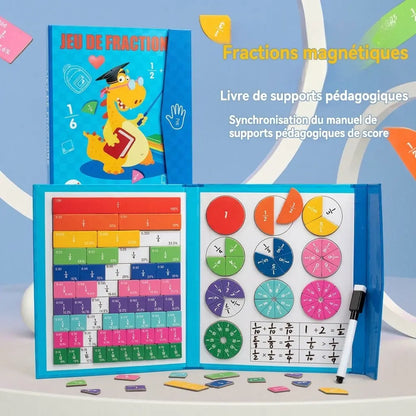Jeu de maths Fracti’Malin™ présenté ouvert et fermé, avec pièces de fractions colorées et feutre visible à côté.