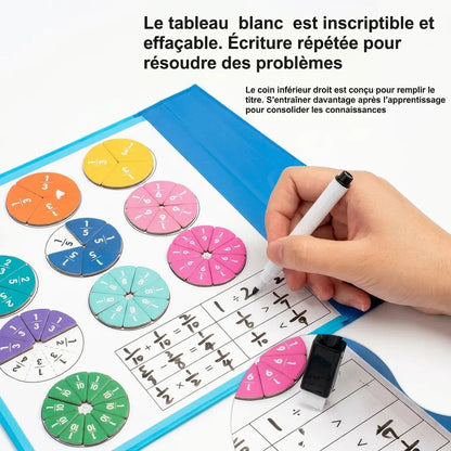 Main écrivant des calculs de fractions sur la zone effaçable du jeu de maths Fracti’Malin™, avec un détail de l’effacement.