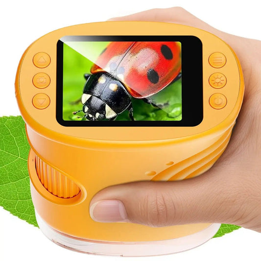  Enfant utilisant un microscope enfant ExplorScope pour observer une feuille