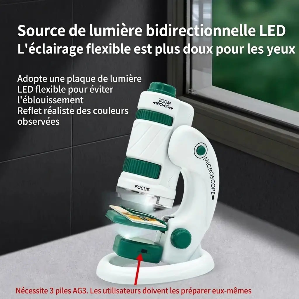 Microscope enfant MicroLab blanc et vert sur support, avec éclairage LED et préparation placée sur la platine.