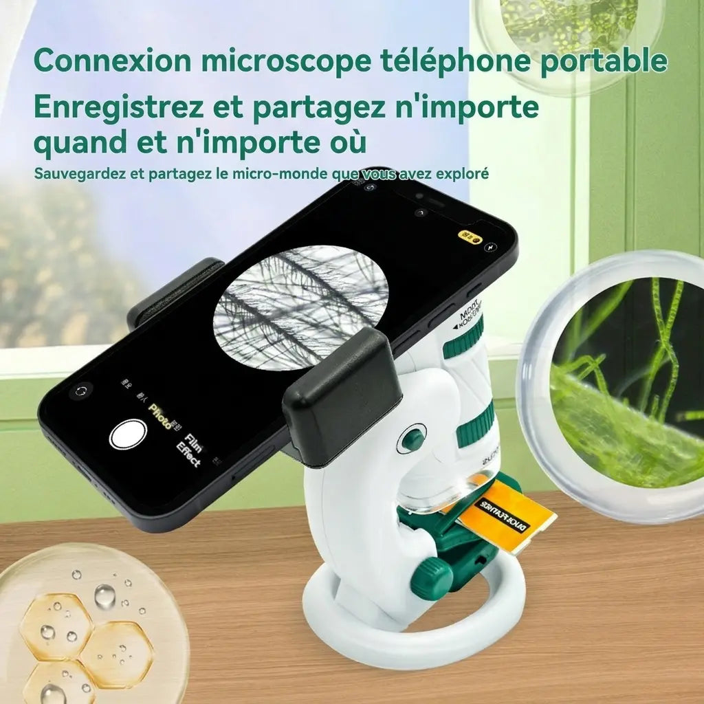 Microscope enfant MicroLab sur support avec un smartphone aligné devant l’oculaire pour photographier une préparation.