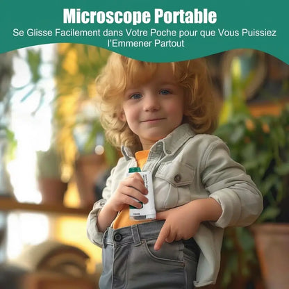 Petit microscope enfant MicroLab tenu près d’une poche par un enfant, dans une mise en scène en extérieur.