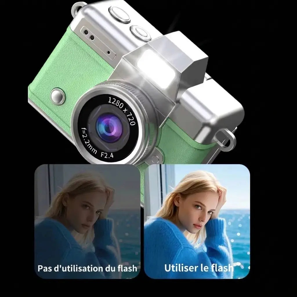 Mini appareil photo rétro vert avec éclairage frontal allumé et comparaison illustrée d’un portrait avec et sans éclairage.