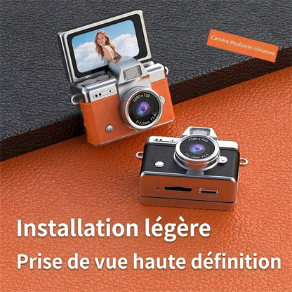 Mini appareils photo numériques rétro orange et noir, avec écran relevé sur le modèle orange et ports visibles sur le modèle noir.