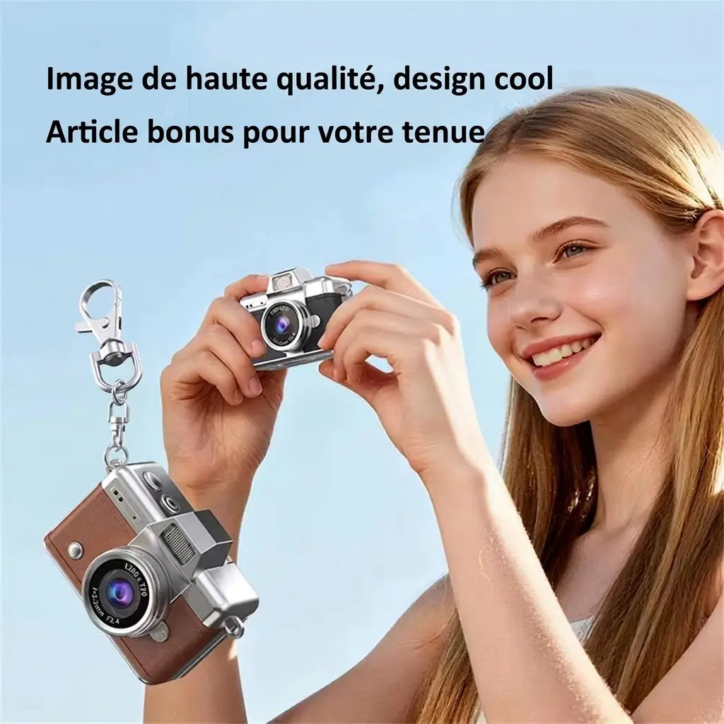Jeune fille tenant un mini appareil photo rétro noir, à côté d’un modèle marron suspendu à un mousqueton.