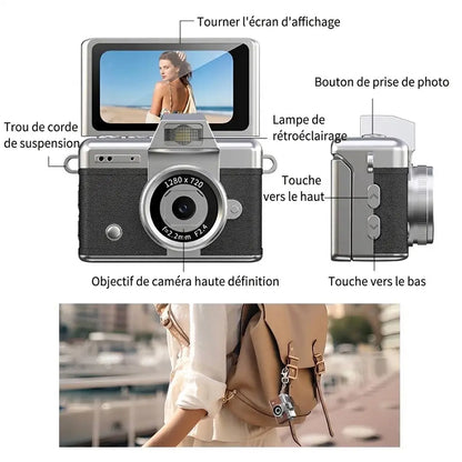 Schéma du mini appareil photo numérique noir montrant l’écran relevé, les boutons et les attaches, avec un exemple fixé à un sac à dos.