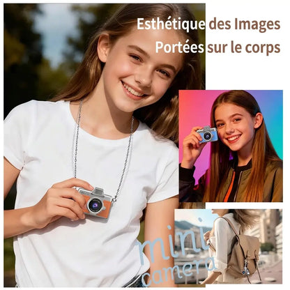 Jeune fille portant un mini appareil photo rétro orange en collier, avec exemples du modèle violet en main et d’un appareil fixé à un sac.
