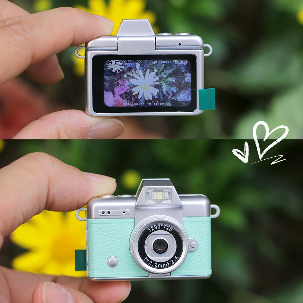 Mini appareil photo enfant de petit curio variante en bleu. Petite comme ça, efficace comme ça.