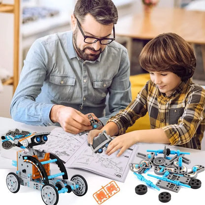 Un adulte et un enfant assemblent un modèle RoboSolar13™ avec la notice et des pièces sur la table
