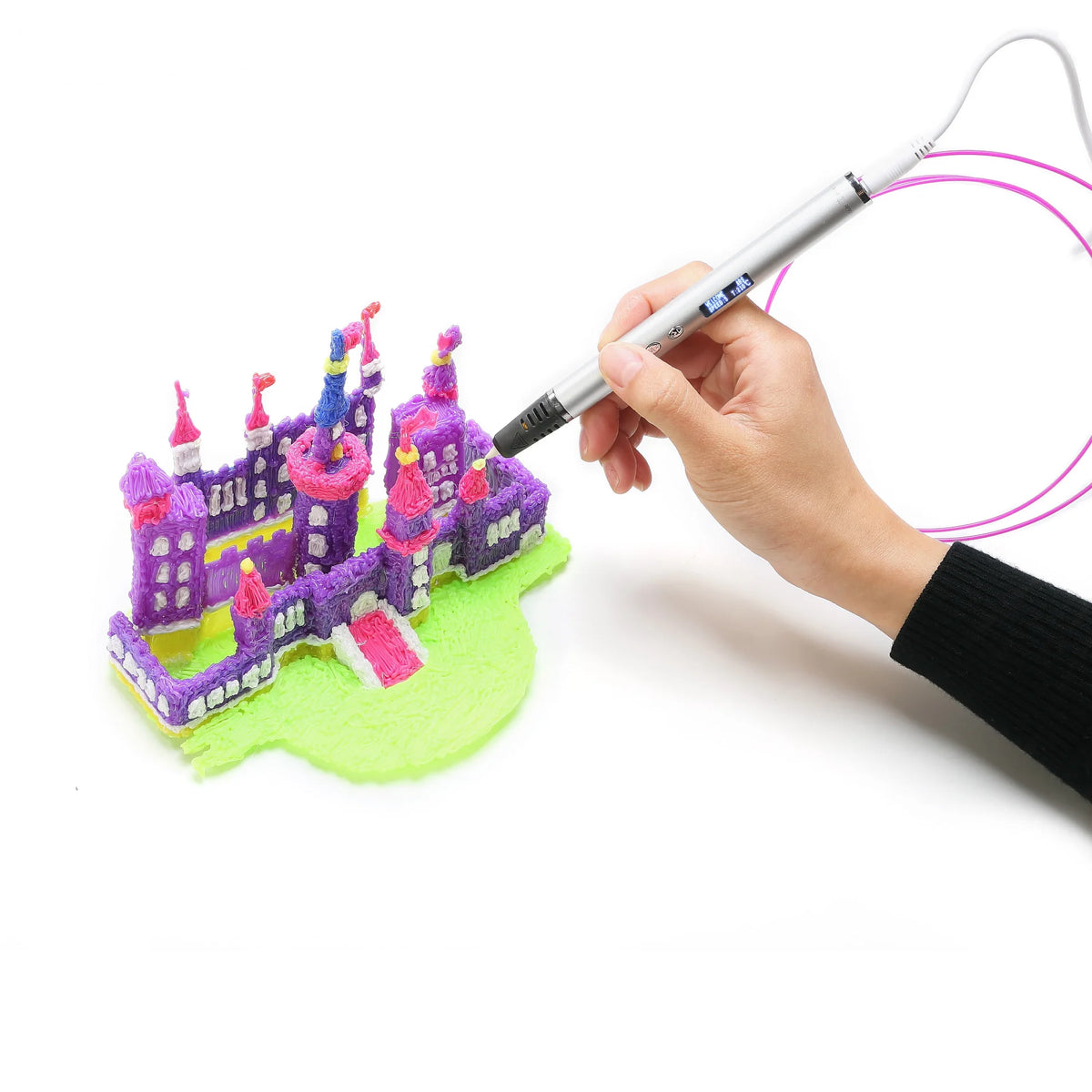 Enfant concentré utilisant un stylo 3D pour créer un château coloré en filament PLA, activité créative sans écran