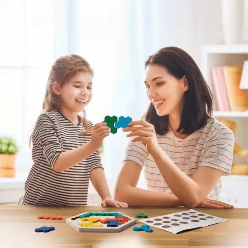 Tangram Montessori en bois LogiWood avec pieces colorées et modeles à reproduire