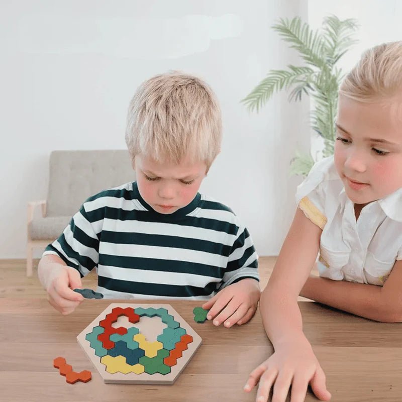 Tangram Montessori en bois LogiWood avec pieces colorées et modeles à reproduire