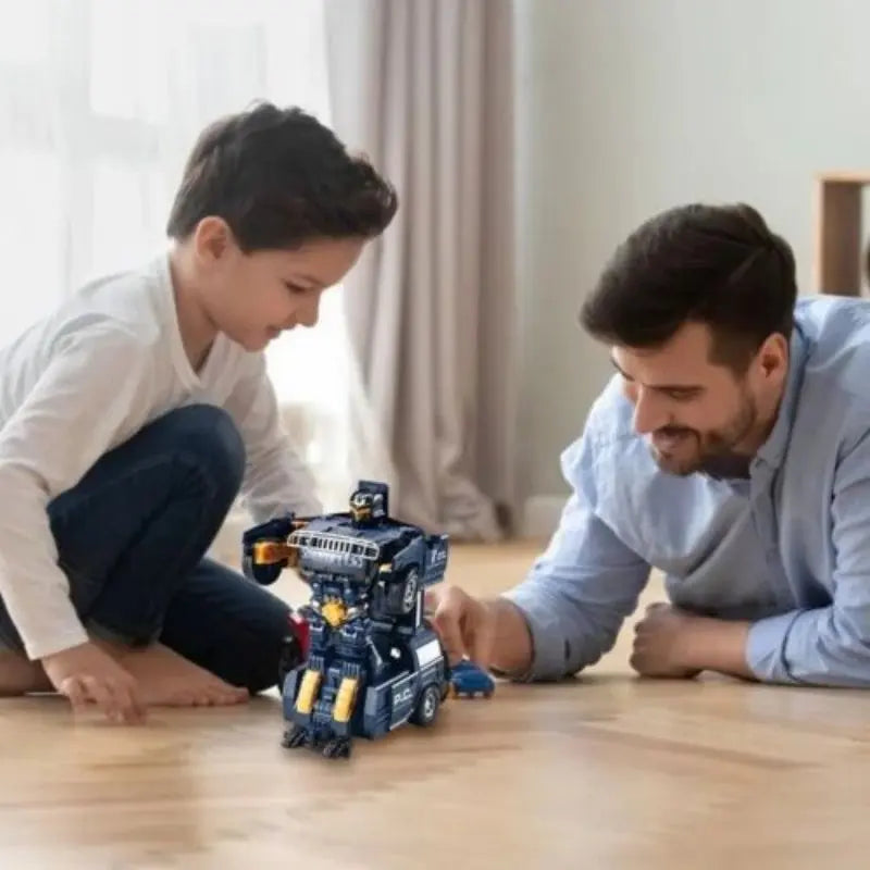 Enfant et adulte jouant au sol avec Robot-Police™ en forme robot
