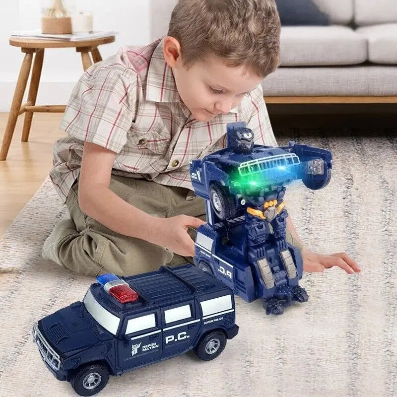Enfant jouant avec les deux formes illustrées de Robot-Police™, voiture de police bleue et robot transformable